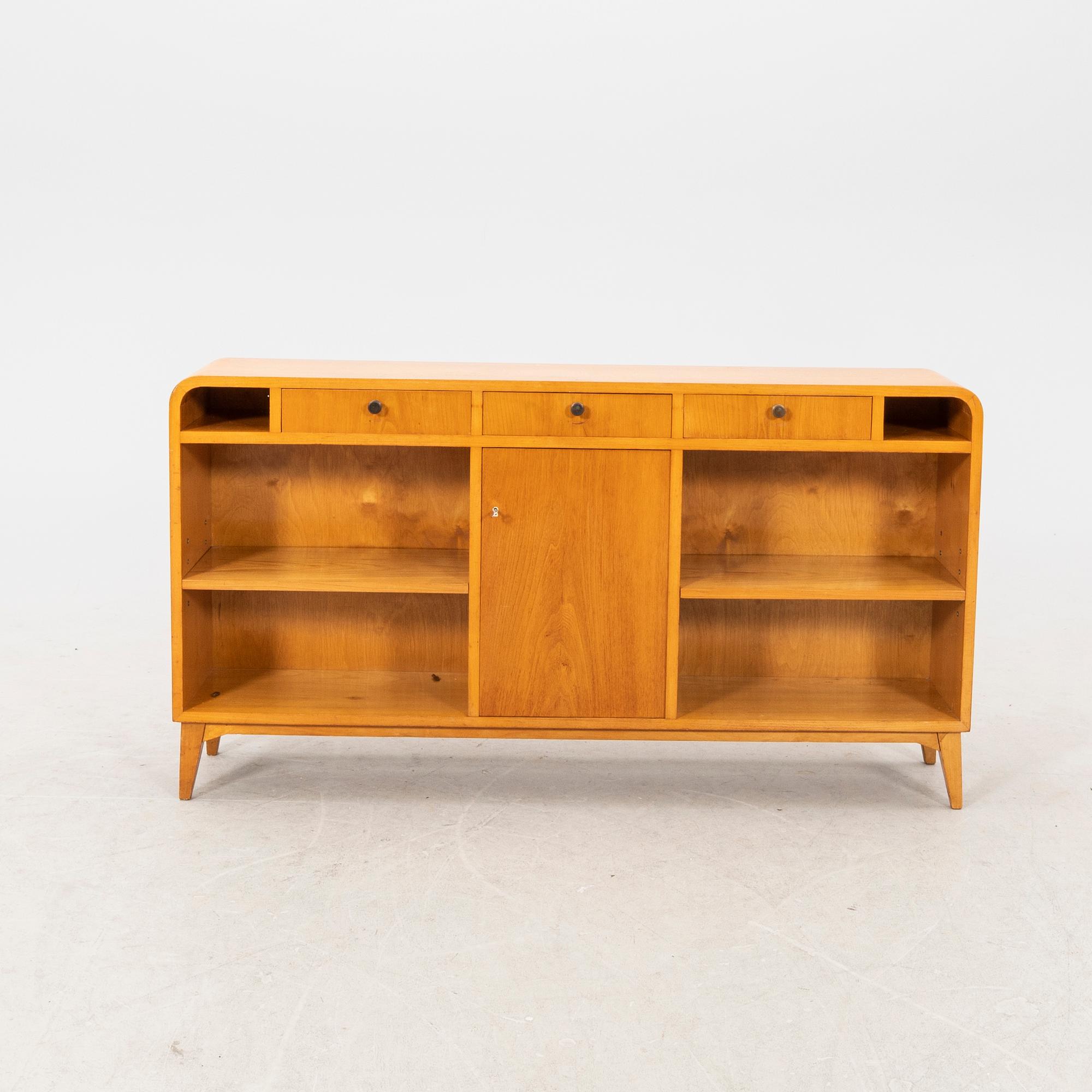 Am elm bookshelf from the first half of the 20th century.