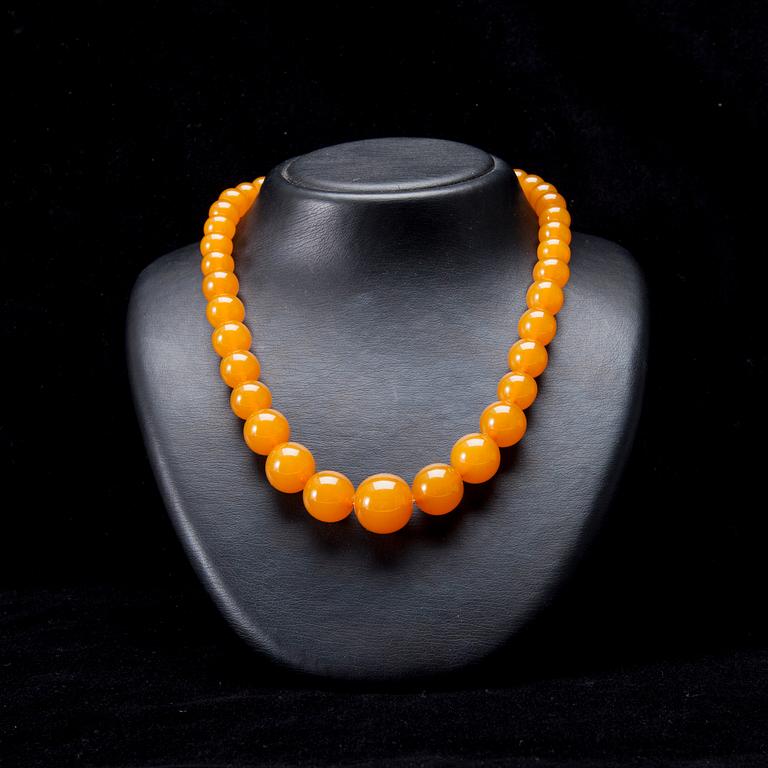 HALSBAND, 2 st, och ARMBAND, bärnsten, 1900-tal.