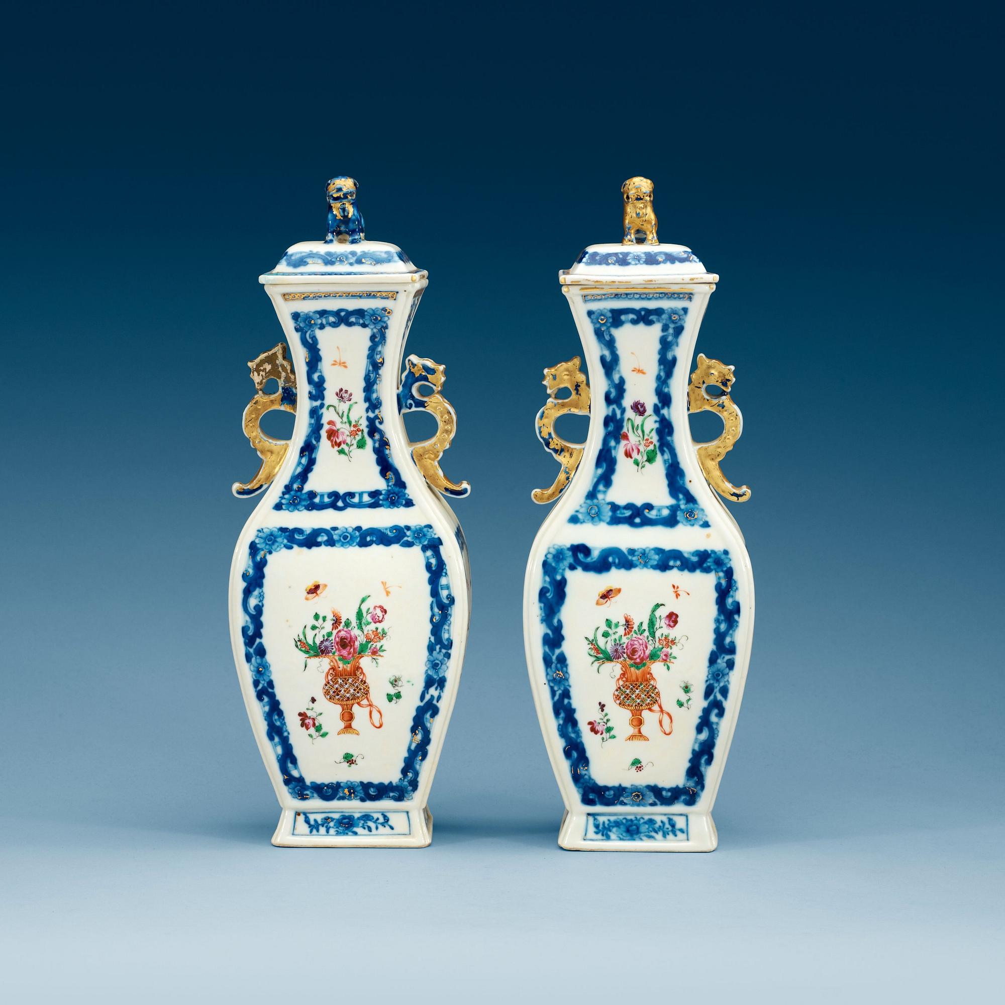 VASER med LOCK, ett par, kompaniporslin. Qing dynastin, Qianlong (1736-95).