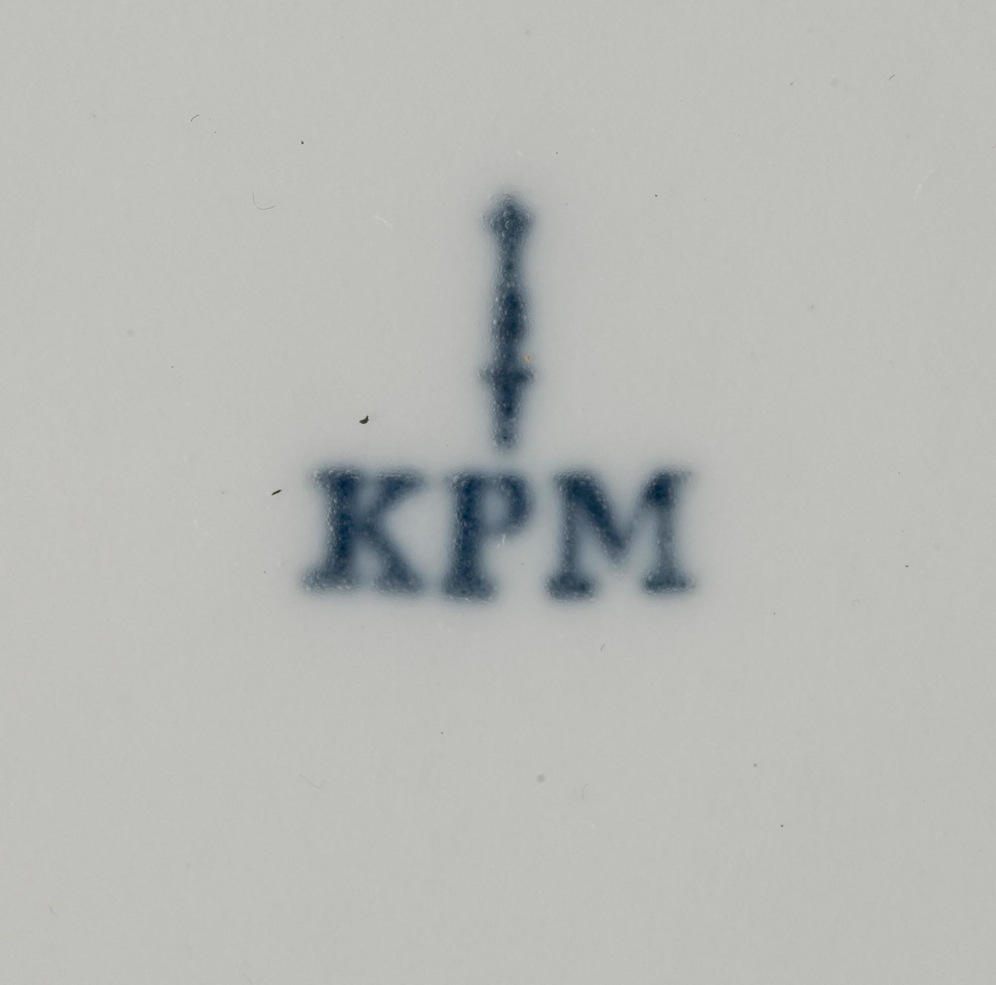 TALLRIKAR, 6 st snarlika, porslin, rokokostil, Berlin, sent 1800-tal.