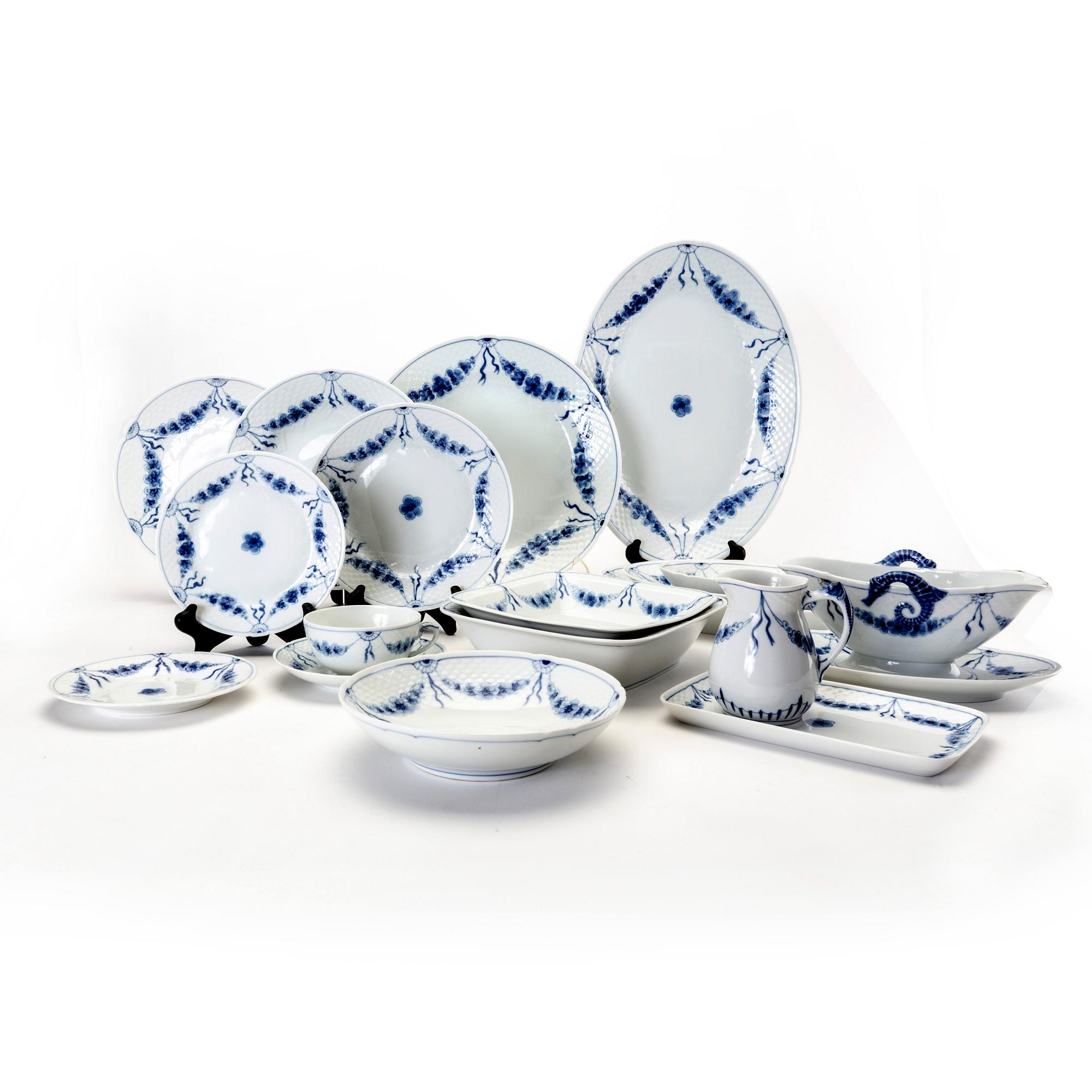 A Danish 98 pcs Bing & Gröndahl porcelain service from the latter part of the 20th century.