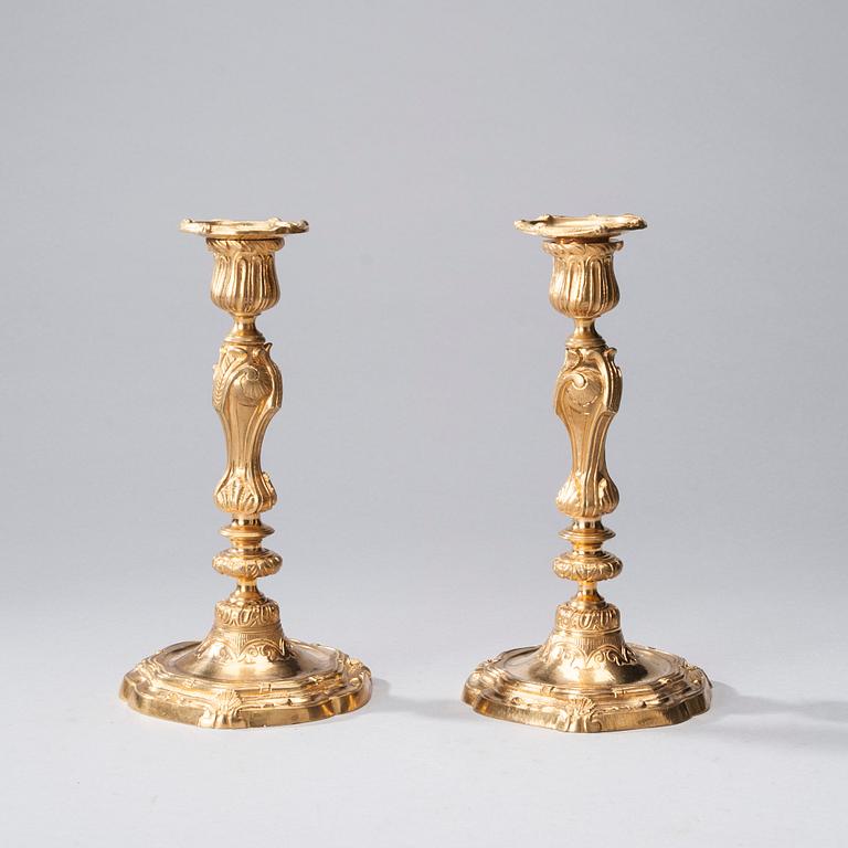 LJUSSTAKAR, ett par, förgylld brons, nyrokoko kring 1860-70-tal.