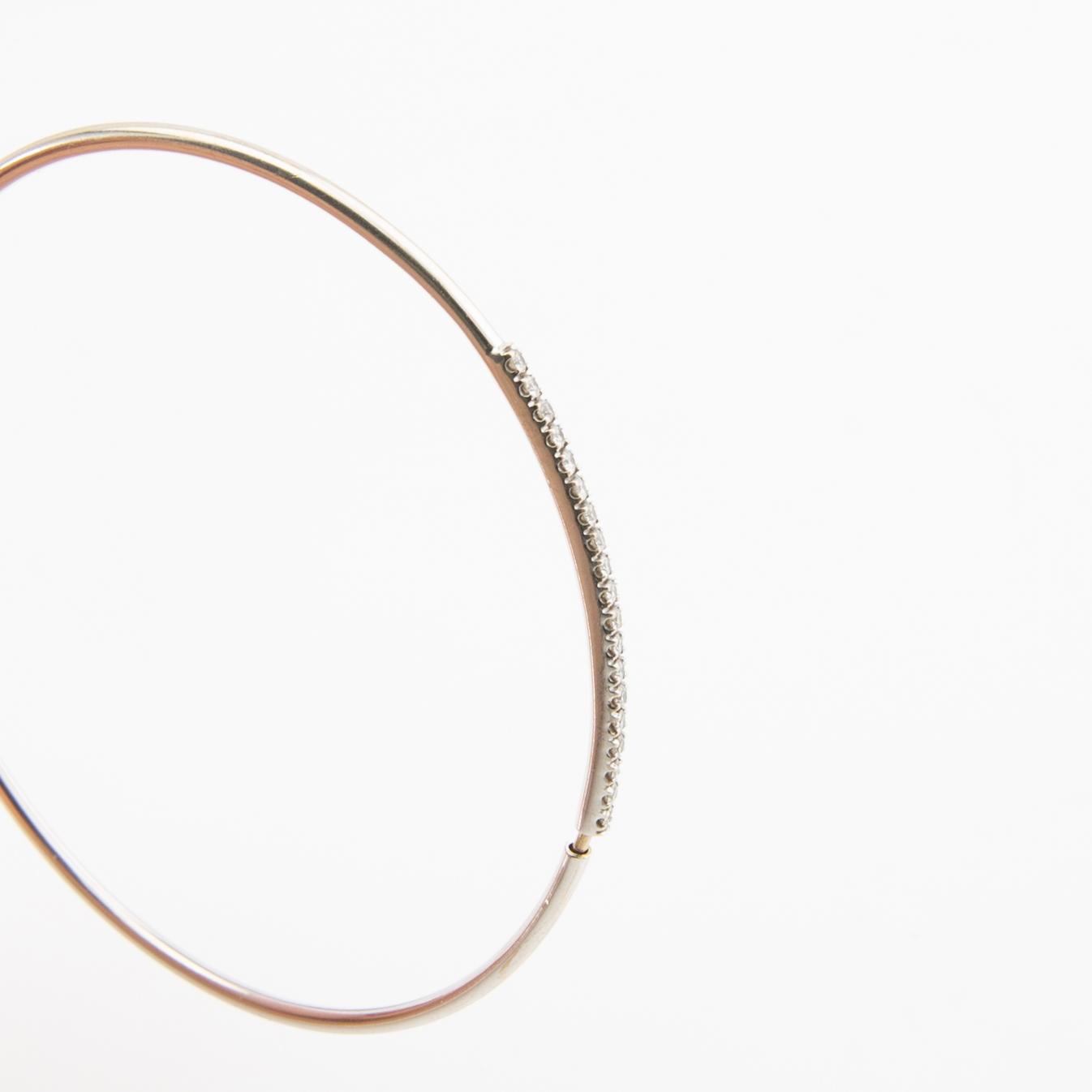 Armring, 18K vitguld med runda briljantslipade diamanter.
