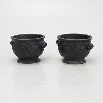 A pair of cast iron garden urns, 'Barockurnan', Näfvqvarns Bruk, Sweden, 20th century.