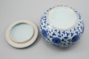 LOCKURNA, porslin, Kina, 1900-talets andra hälft.