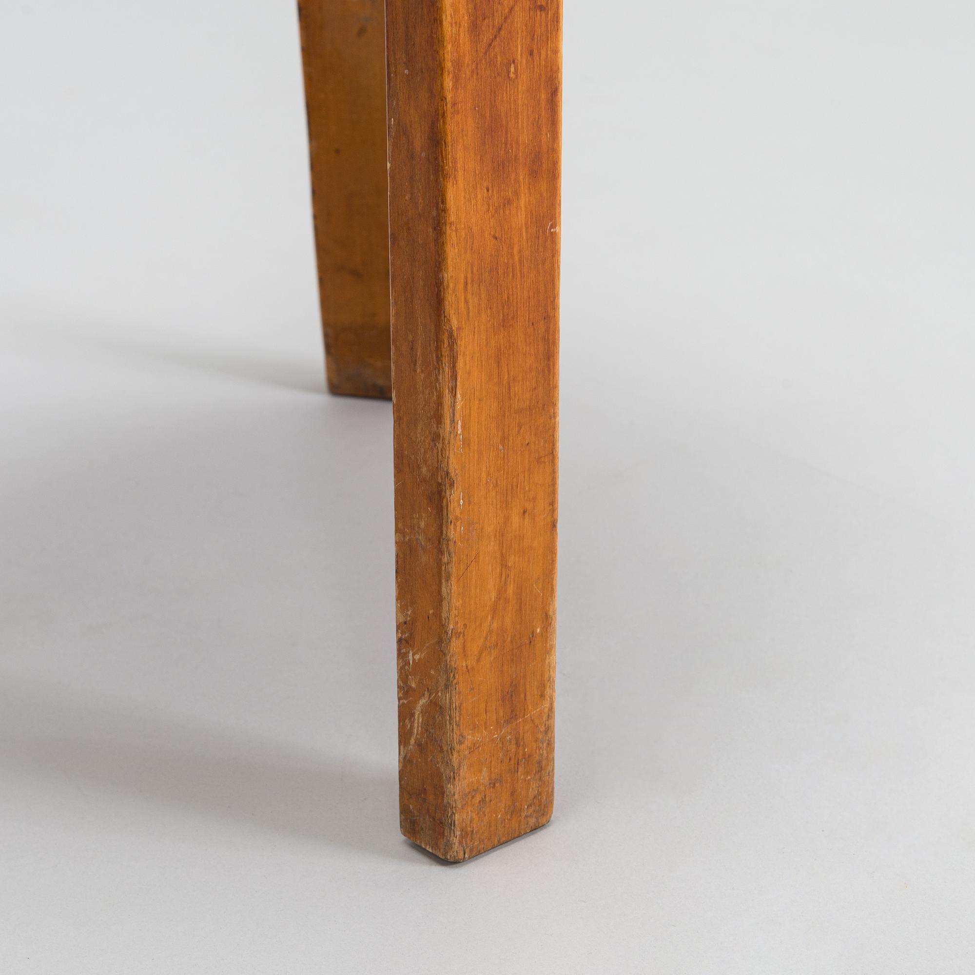 Alvar Aalto, jakkarapari, malli 60, O.Y. Huonekalu-ja Rakennustyötehdas A.B, Finmar, Suomi, 1934–39.