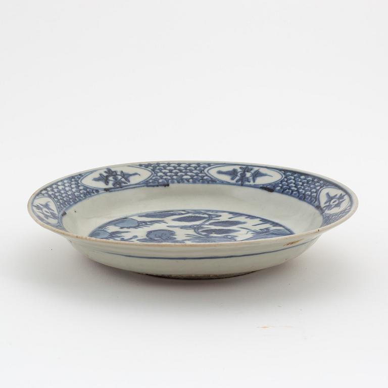 A blue and white dish for the South East Asian market, 17th/18th Century.