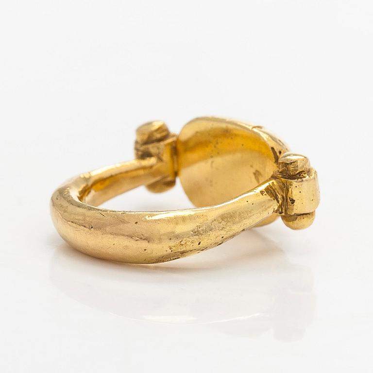 Jaana Lehtinen, sormus, 18K kultaa, A. Tillander, Helsinki 1994.