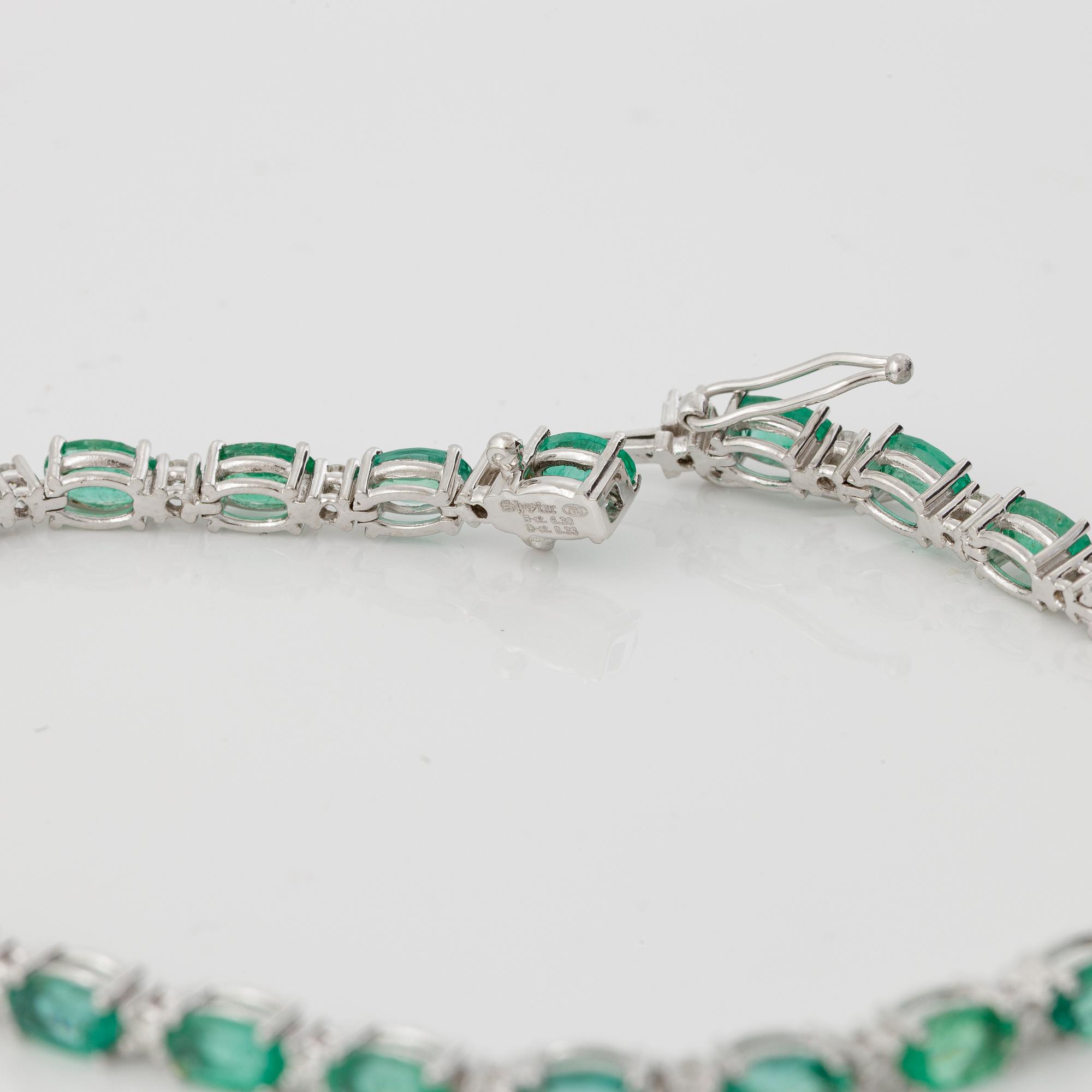 Bracelet 18K white gold with emeralds and brilliant-cut diamonds.