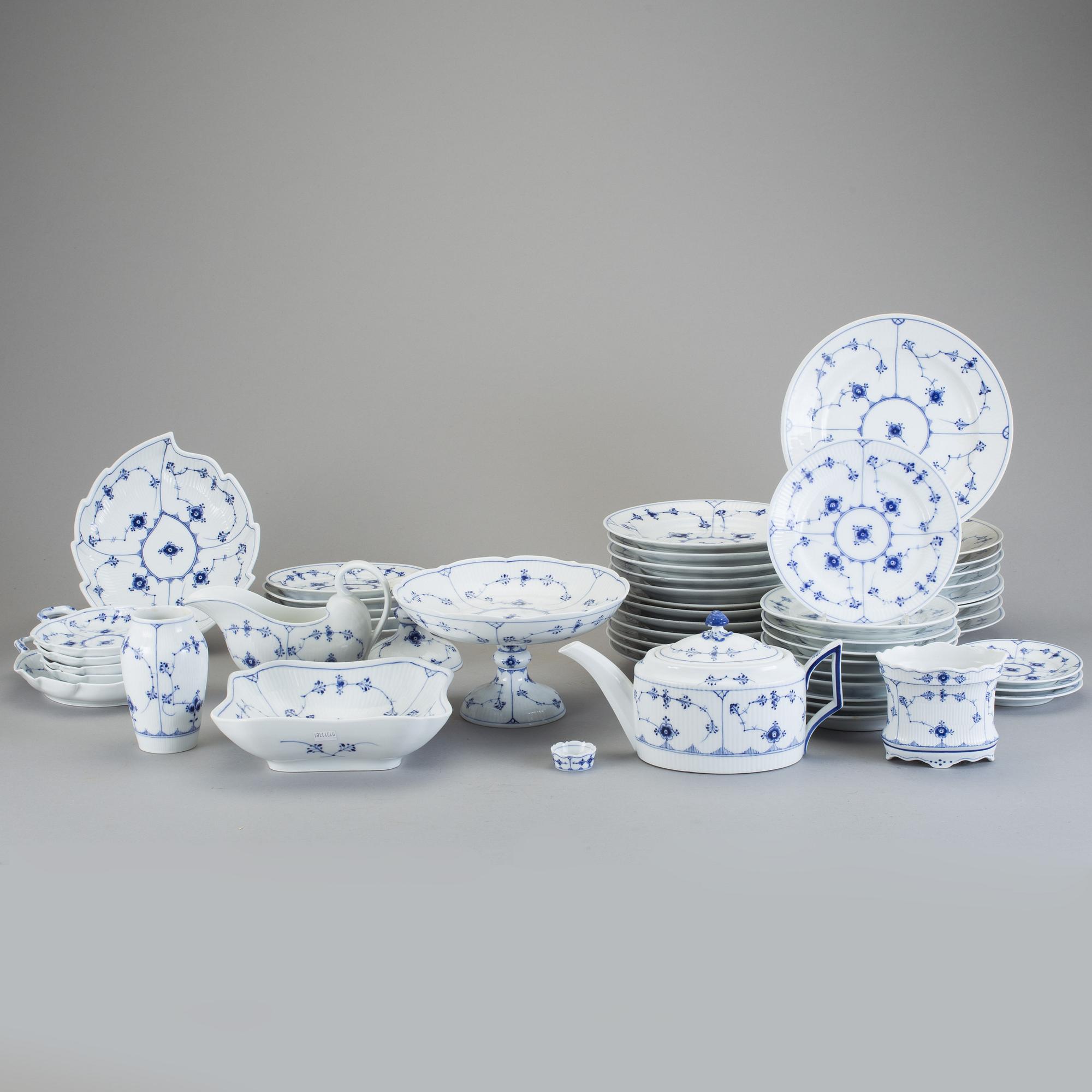 SERVISDELAR, 53 delar, porslin, "Musselmalet", Royal Copenhagen.