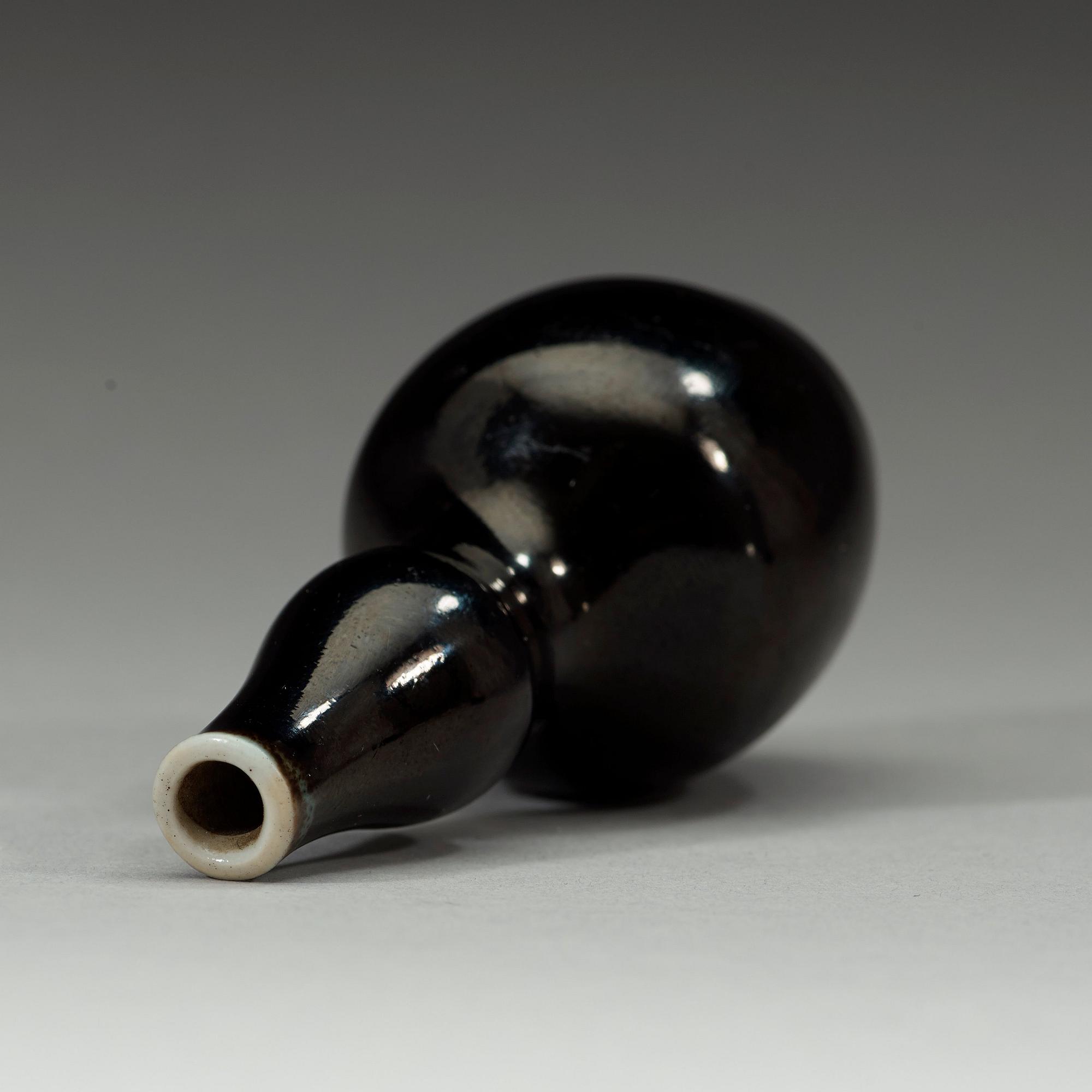 A black-glazed double gourd vase, Qing dynasty, 19th century.