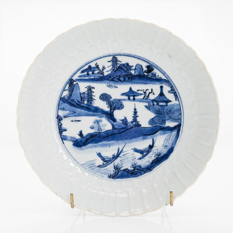 A blue and white Kraak porcelain dish, Ming dynasty, late Wanli (1572-1620).