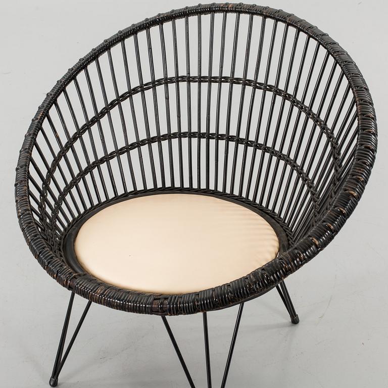 A MID 20TH CENTURY CHAIR.