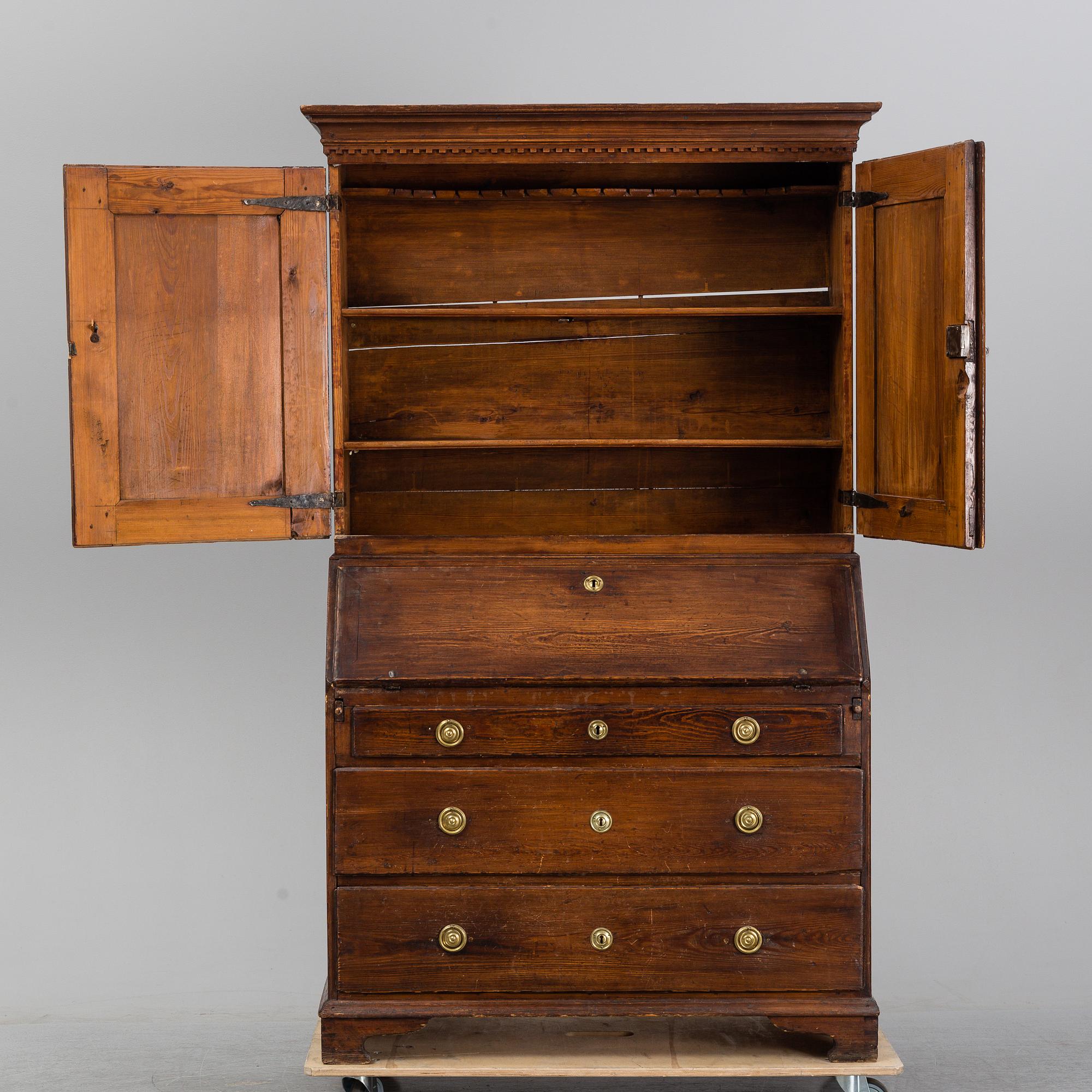 An early 19th Century pine cabinet.