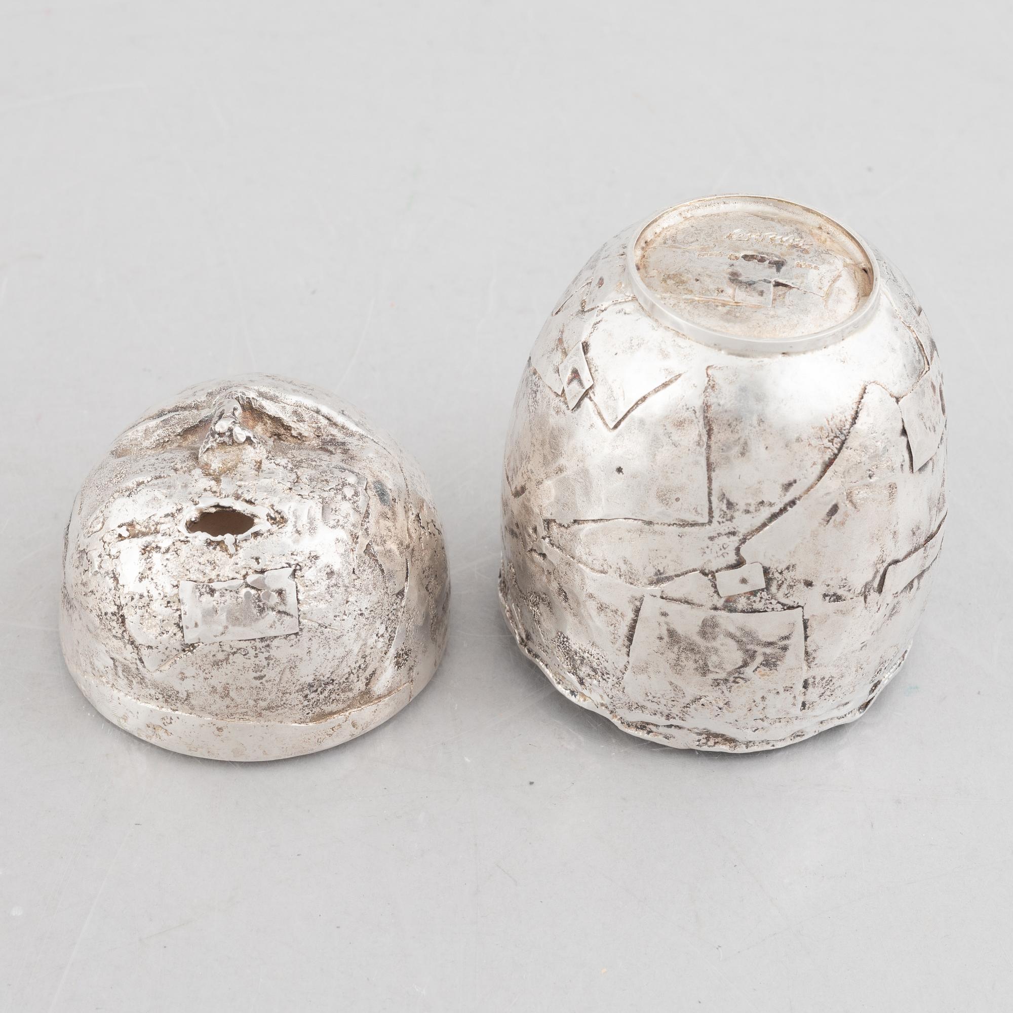 Lars Arby, två bägare/vaser, sterling silver varav en med lock, Göteborg 1975-1976.