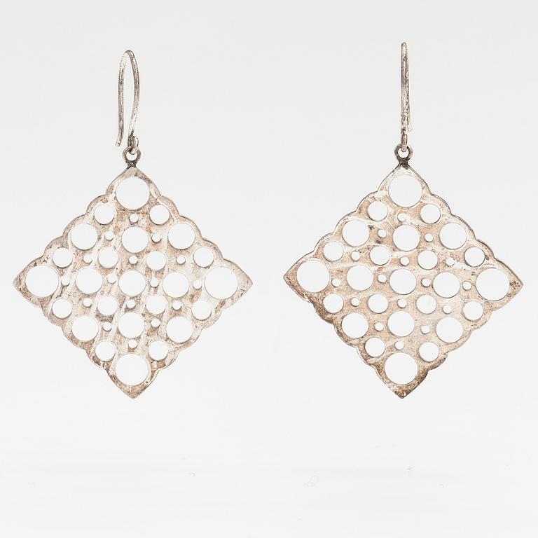 Liisa Vitali, Örhängen "Pitsi", sterlingsilver. Kultakeskus.