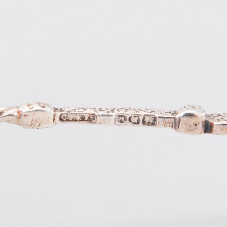 SALTKARSPAR med SALTSKEDAR samt TESKED och SKÅL, sterling silver, delvis förgyllda, London och Sheffield, 1883-1902.