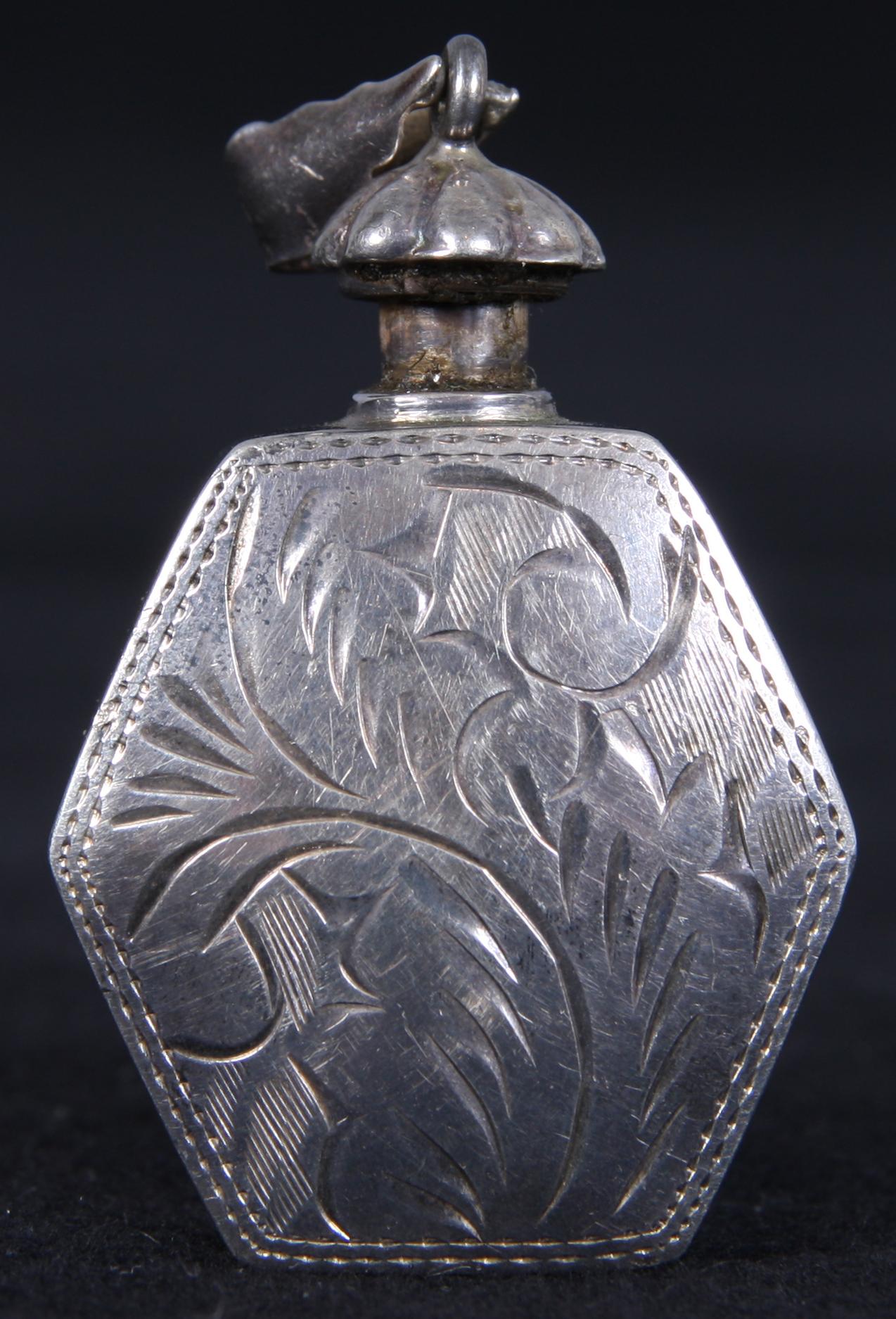 BROSCHER, 2 st samt HÄNGE, silver, bl a Wedgwood, 1900-tal.