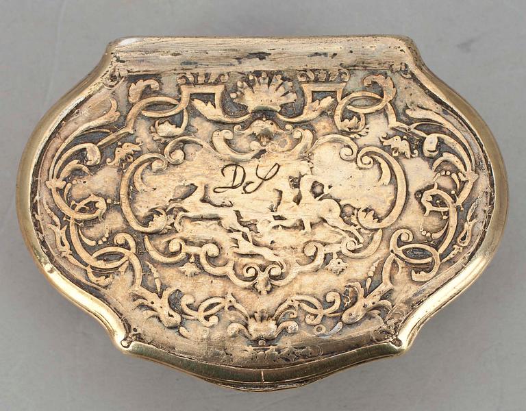 NUUSKARASIA, hopeaa, 1700-luvun keskiosa. Kok. paino n. 80 g.