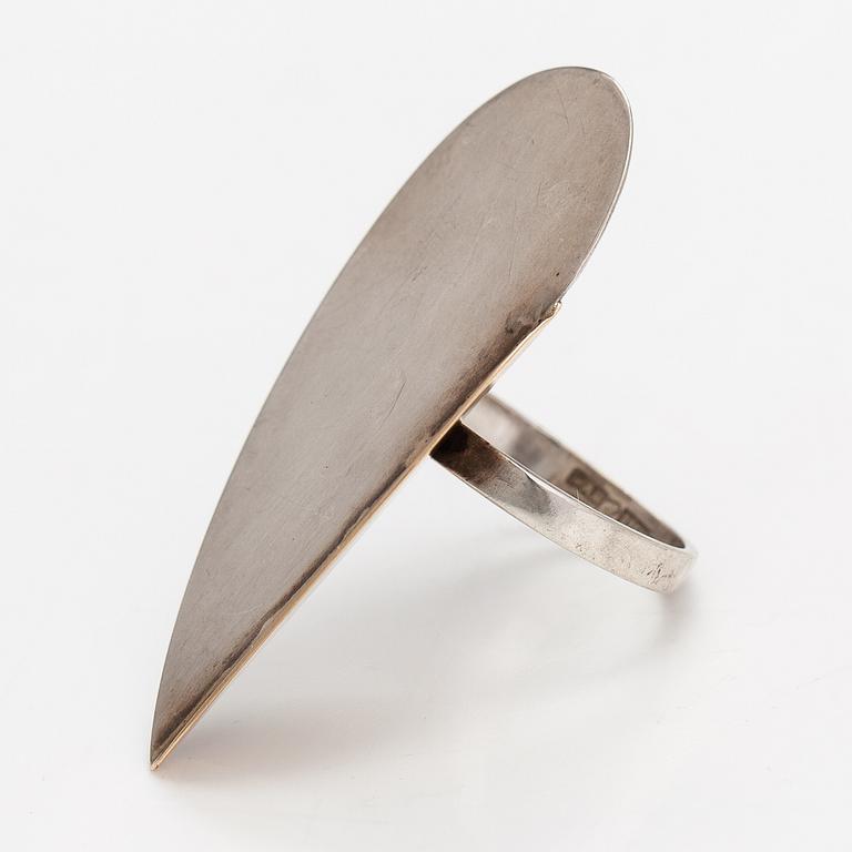 Paula Häiväoja, ring "Taittovan kulman peilit", sterlingsilver och guld. Pentti Roos, Helsingfors.