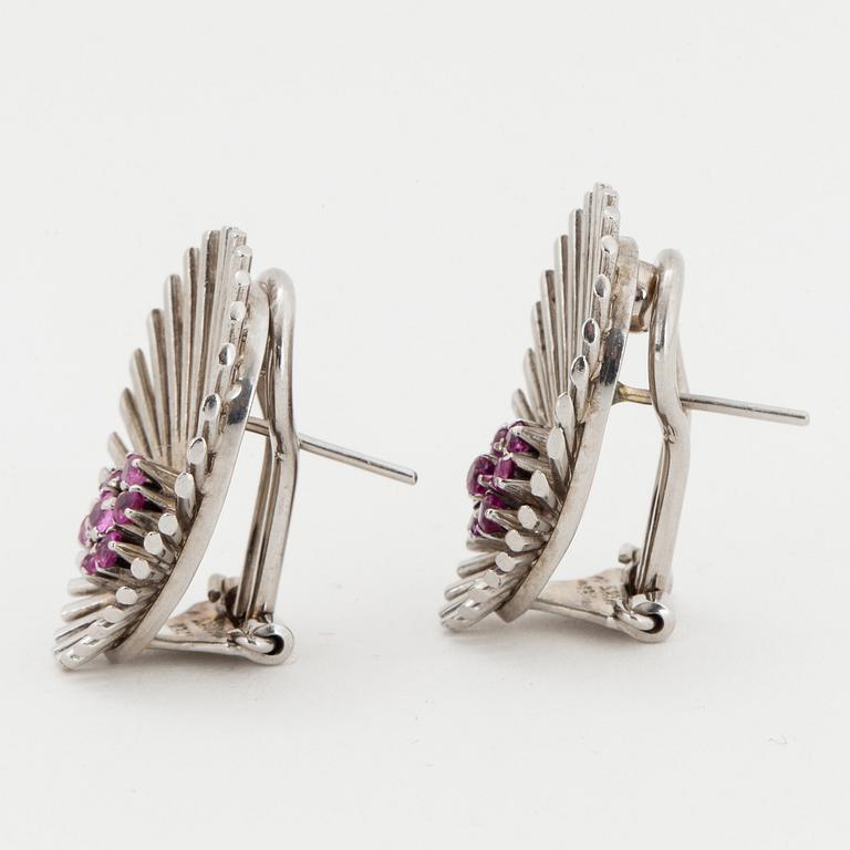 18K white gold and faceted ruby earrings.