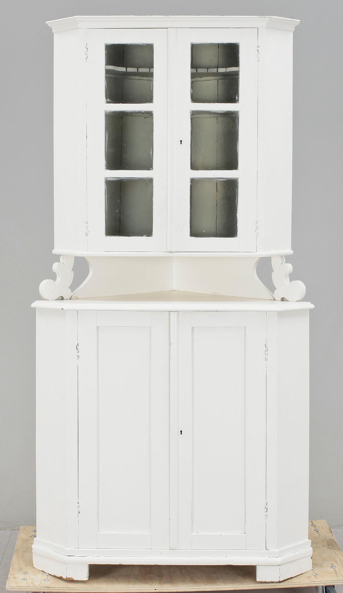 HÖRNSKÅP, allmoge, 1900-talets början.