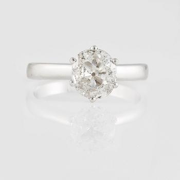 RING, 18K vitguld med äldre briljantslipad diamant ca 1.30 ct. Vikt 3,1 gram.