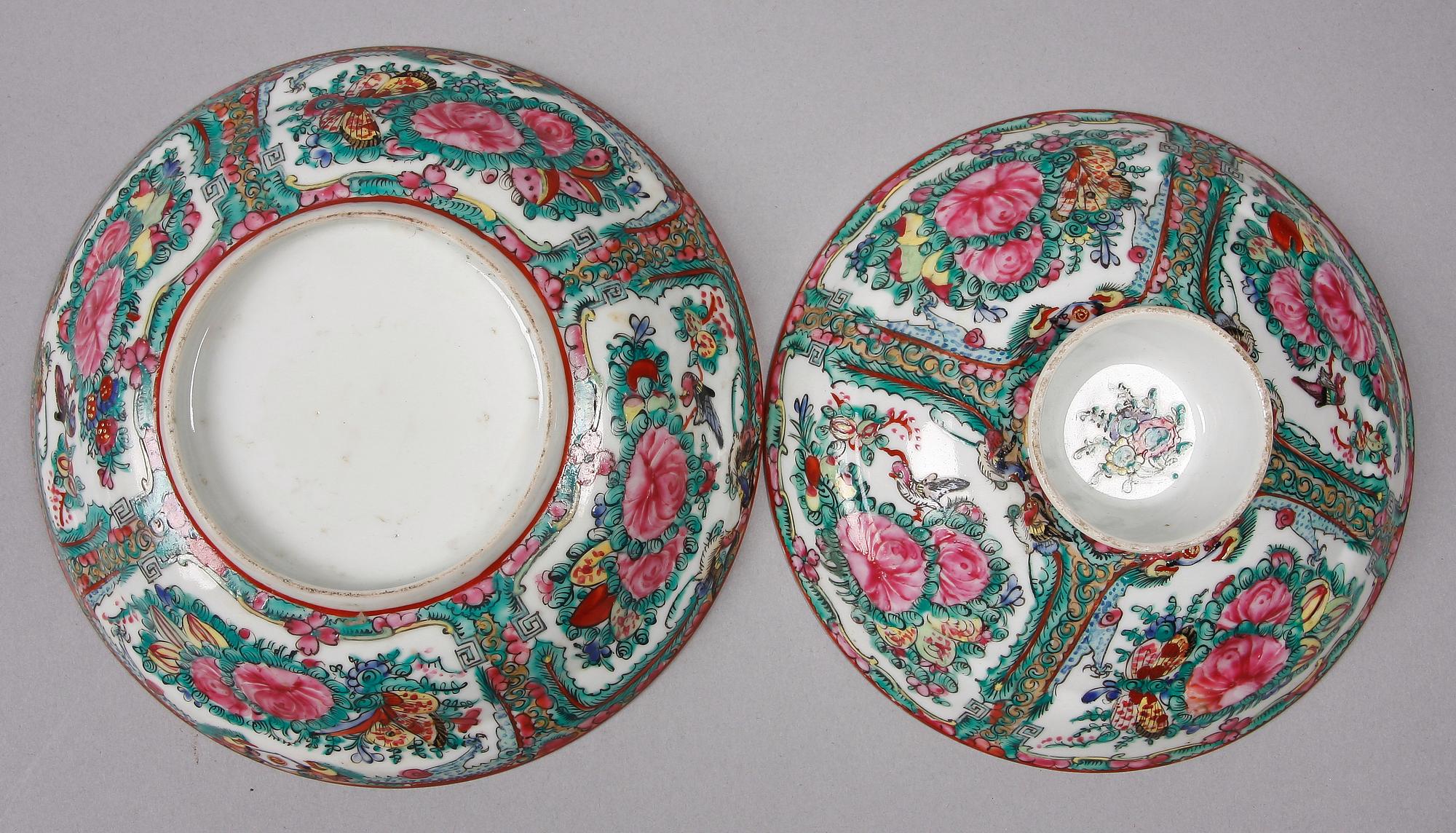 SKÅLFAT MED LOCK, 2 st, porslin. Kina, 1900-tal.