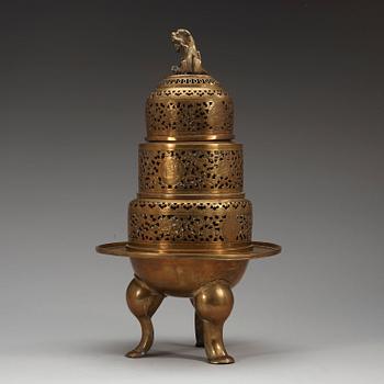 RÖKELSEKAR, fyrdelad tripod, mässing. Sen Qing dynastin (1644-1912).