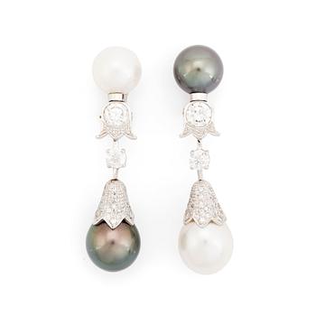 478. A pair of 18K white gold earrings set with round brilliant-cut diamonds and cultured South Sea och Tahiti pearls.