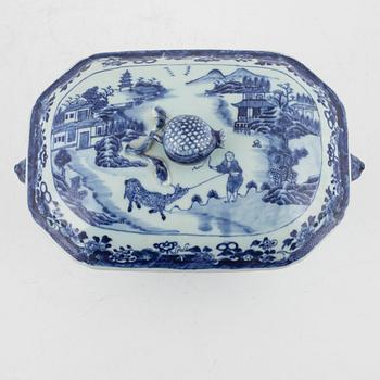 A Chinese blue and white export porcelain tureen with cover and stand, Qing dynasty, Qianlong (1736-95).