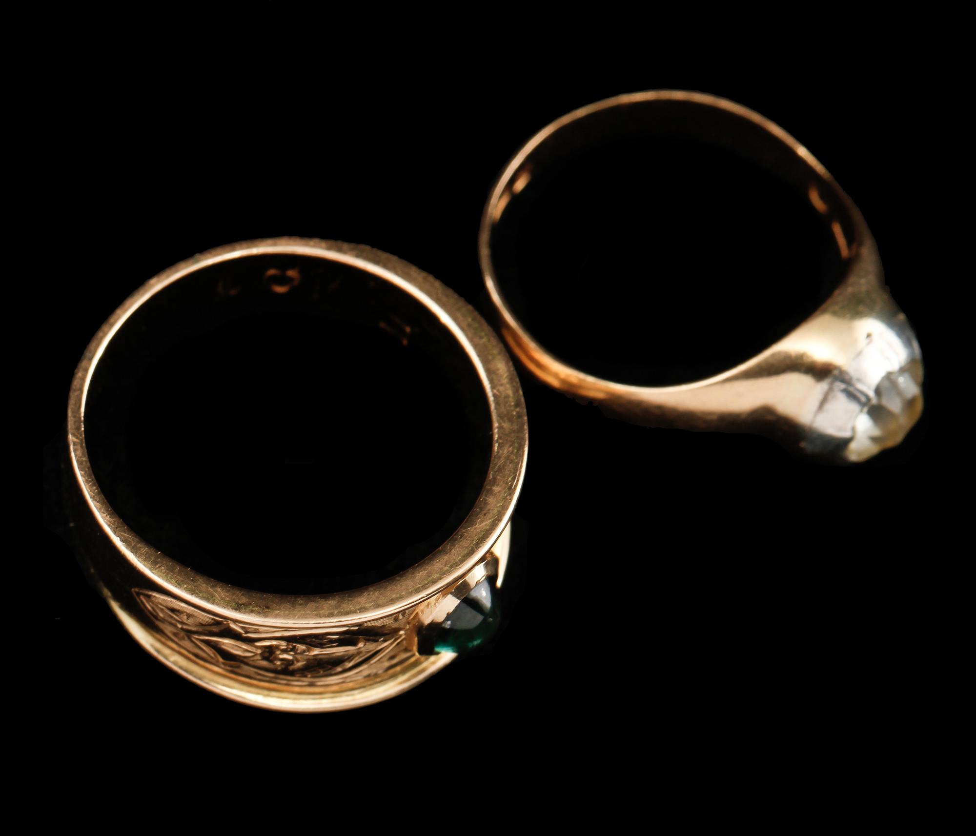 RINGAR, 2 st, 18k guld, omkring 1900. Vikt 14 g.