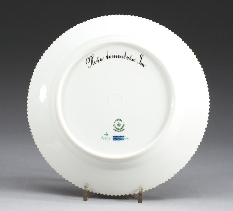 A set of seven Royal Copenhagen 'Flora Danica' dinner plates, Denmark, 20th Century.