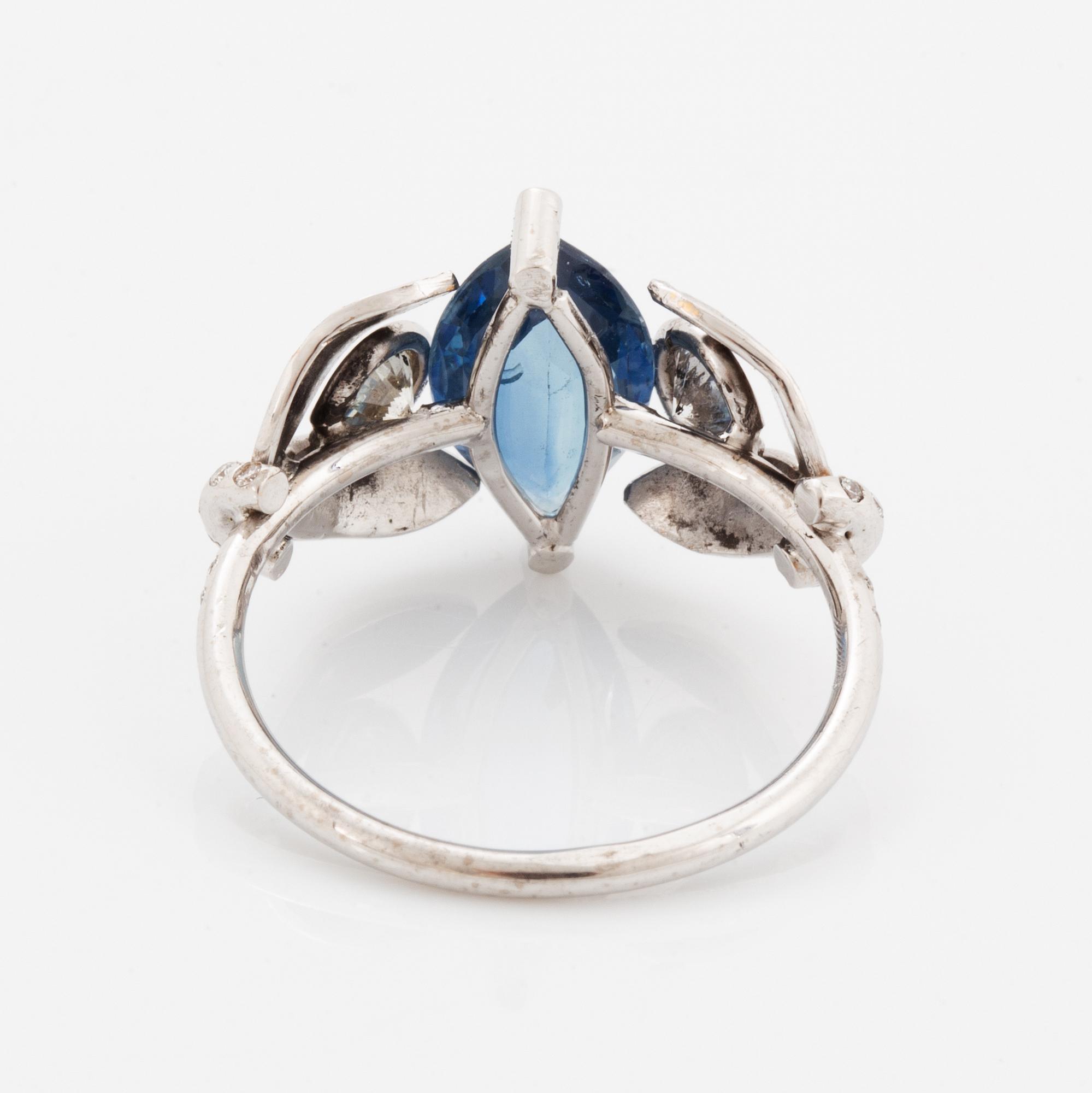 RING, med navettslipad blå safir och briljantslipade diamanter.