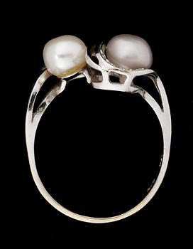 RING, 2 orientaliska pärlor med briljantslipade diamanter.