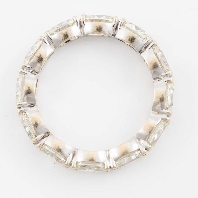 Ring, helallians, 18K vitguld med ovalslipade diamanter.