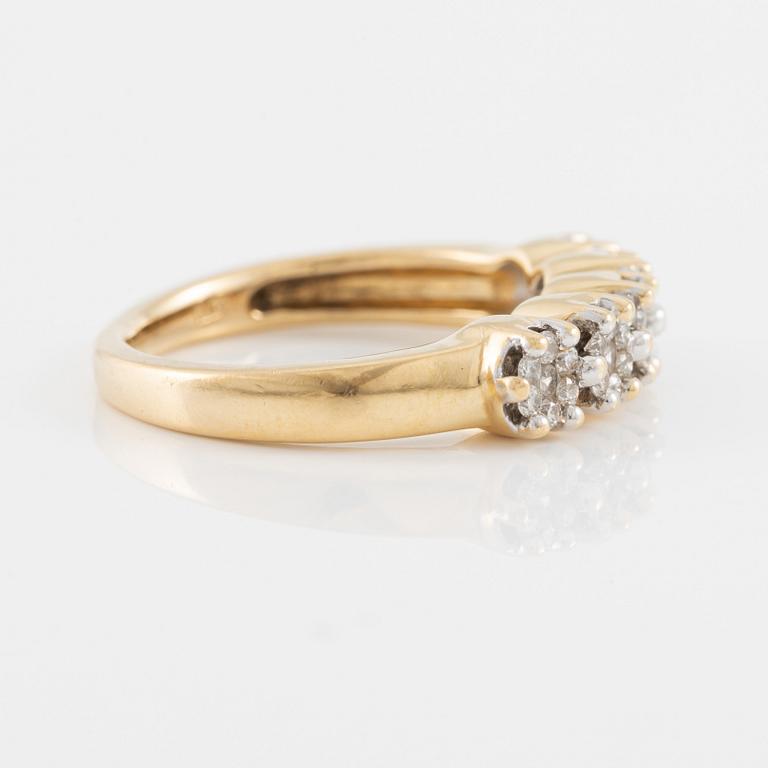 Ring 18K guld med små briljantslipade diamanter.