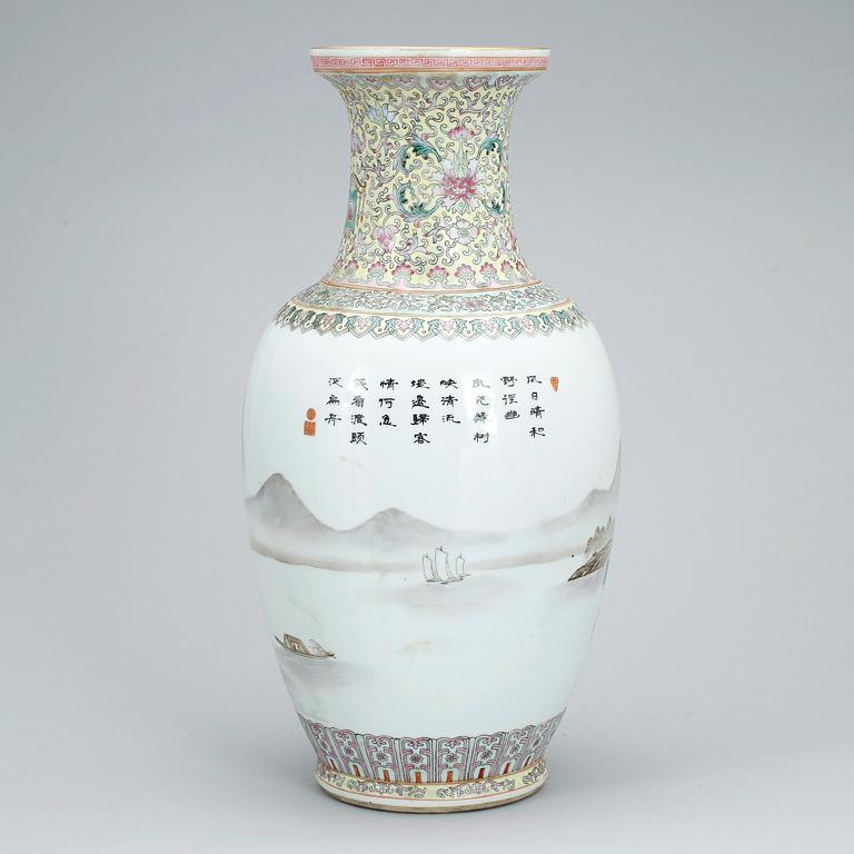 VAS, porslin, Kina, 1900-talets mitt.