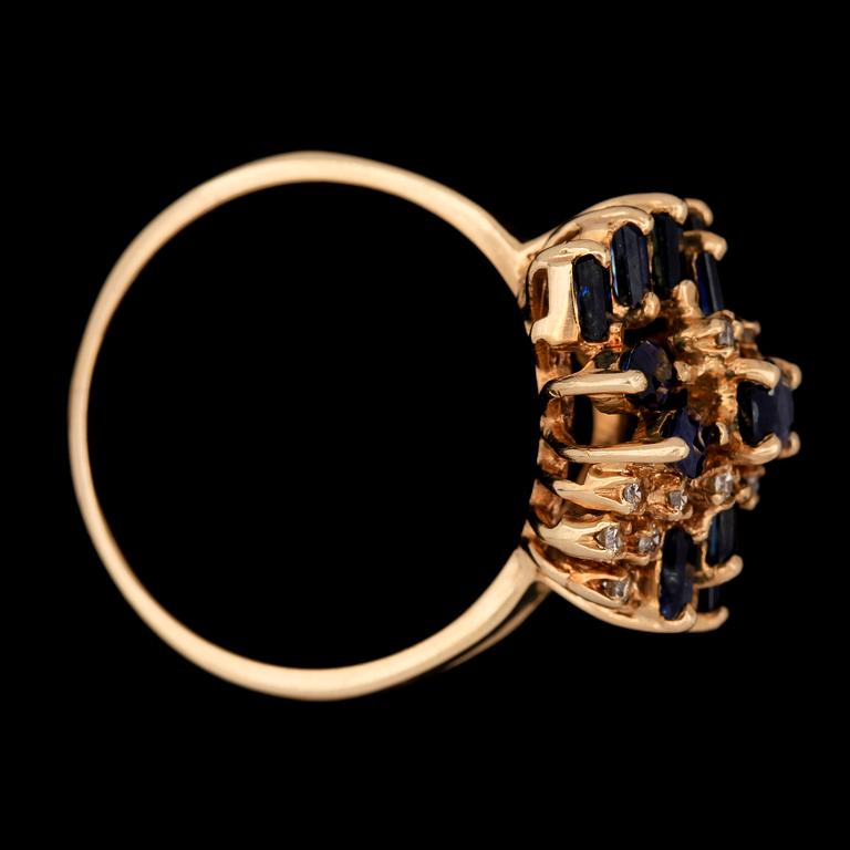 RING, 14k guld med olikslipade safirer o 16 briljantslipade diamanter tot ca0,16ct. Vikt 5,4g.