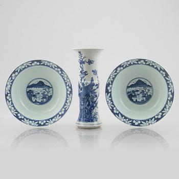 A blue and white porcelain vase and a pair of bowls, China, 19th-20th century.