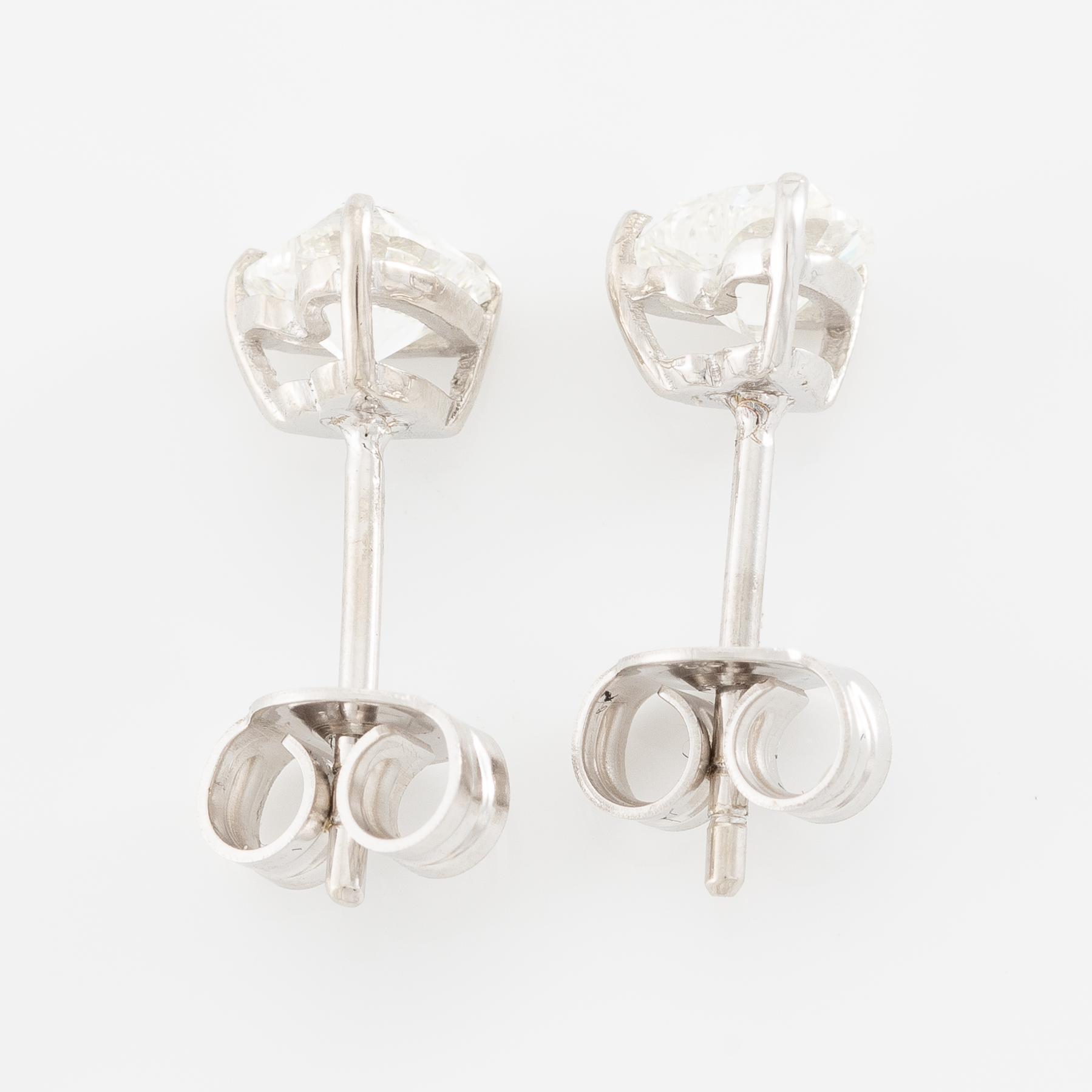 Earrings, 18K white gold set with heart-shaped diamonds. Accompanied by GIA dossier.