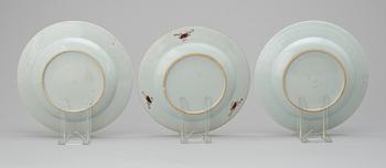 TALLRIKAR, 3 st (2+1), porslin. Qing dynastin. Qianlong (1736-95).