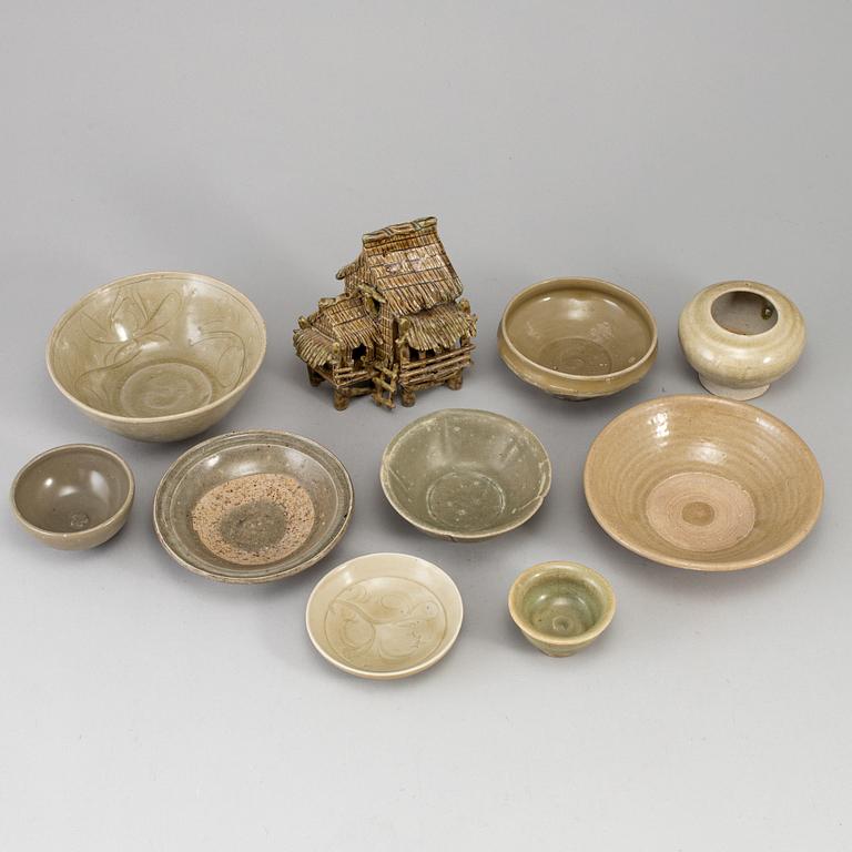 A group of South East Asian ceramics, Thailand, 17th/20th Century. (10 pieces).