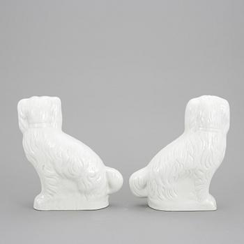 FIGURINER ett par, flintgods, Staffordshire, England, 1900-talets första hälft.,