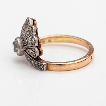 A 14K gold and platinum ring with an old-cut diamond ca. 0.28 ct, 8/8-ctu diamonds ca. 0.048 ct and rose-cut diamonds.