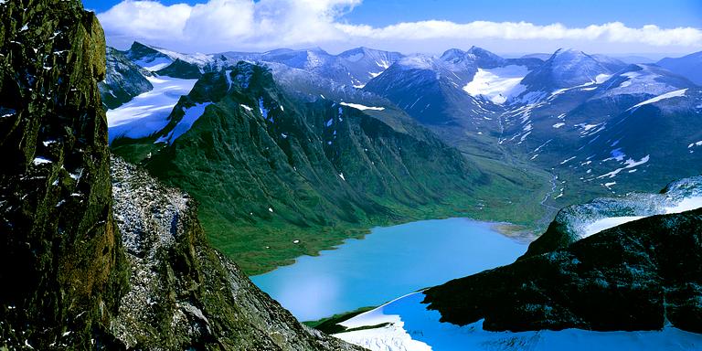 FOTOGRAFI, "Utsikt från Vuionetjåhkkå mot sjön Bierikjávrre i Sarek, Augusti". Ur serien Lapplands fjällvärld av Claes Grundsten. Skänkt av konstnären.