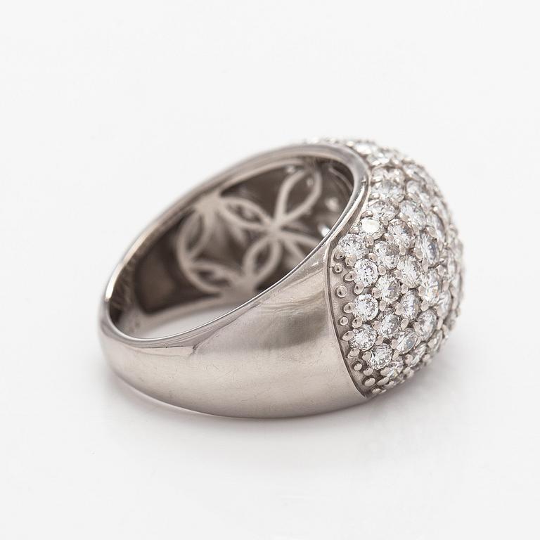 Ring, bombé, platina och briljantslipade diamanter.