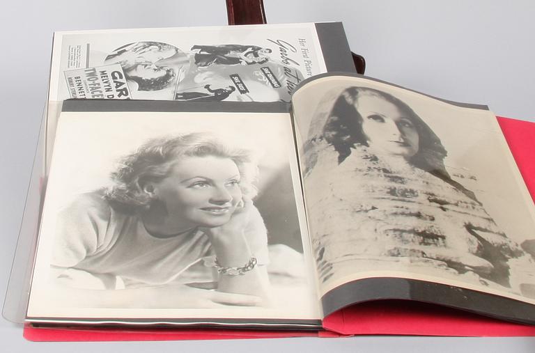 MAPPAR MED FOTOGRAFIER, 3 st, 1930-80-tal. Bla med Nazityska stämplar.