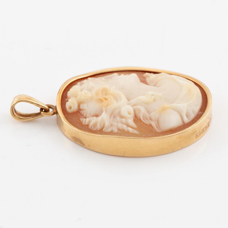 Pendant and brooch/pendant, 18K gold with shell cameos.