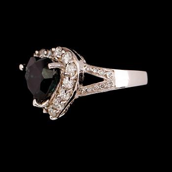 RING, 14 k guld, blå safir ca 3.90 ct, briljantslipade diamanter tot ca 1.45 ct.